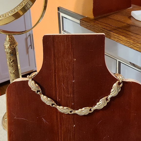 Vintage Jewelry - Vintage gold tone necklace